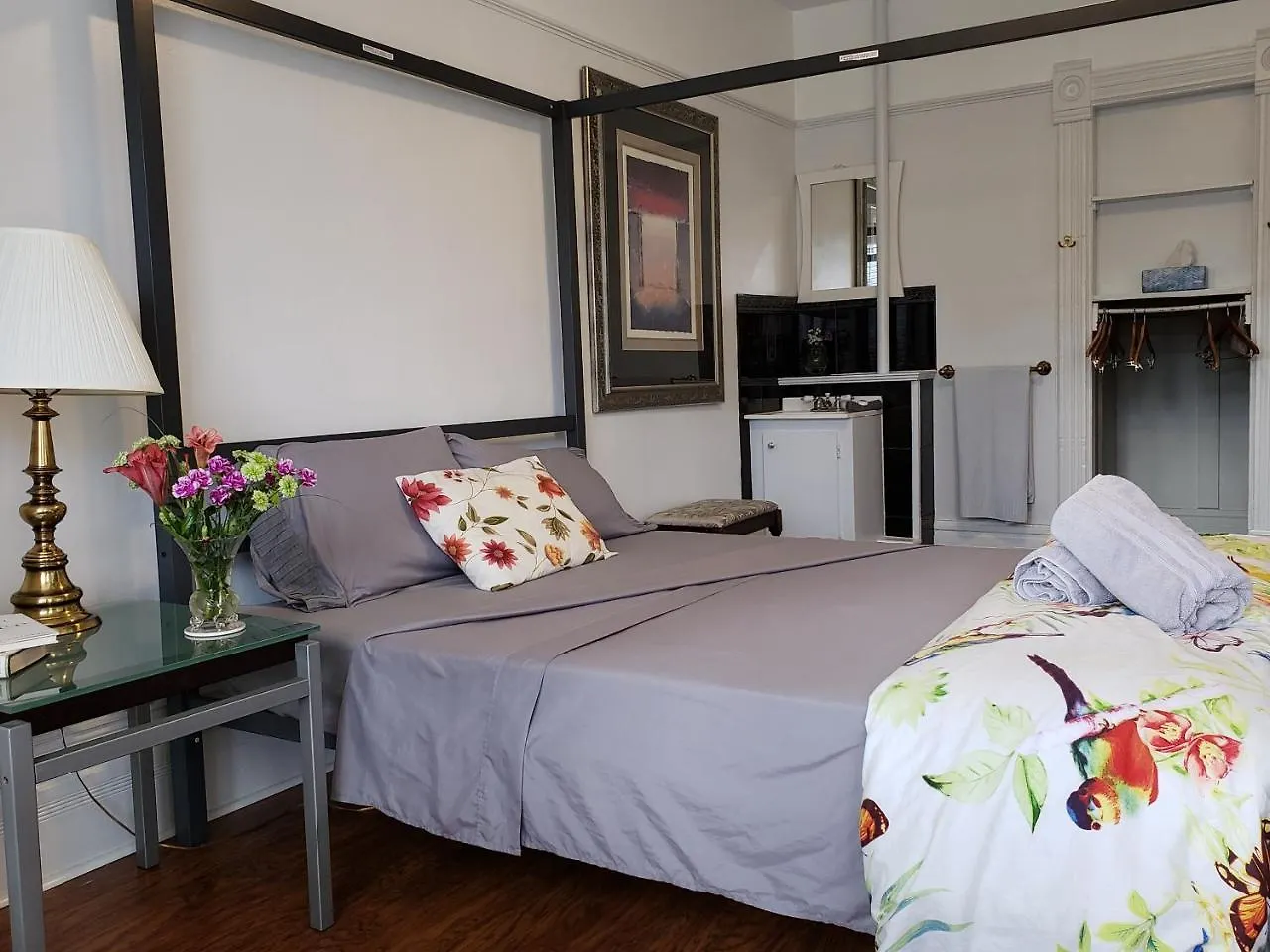 Vancouver Hideaway Guesthouse 0*,  קנדה