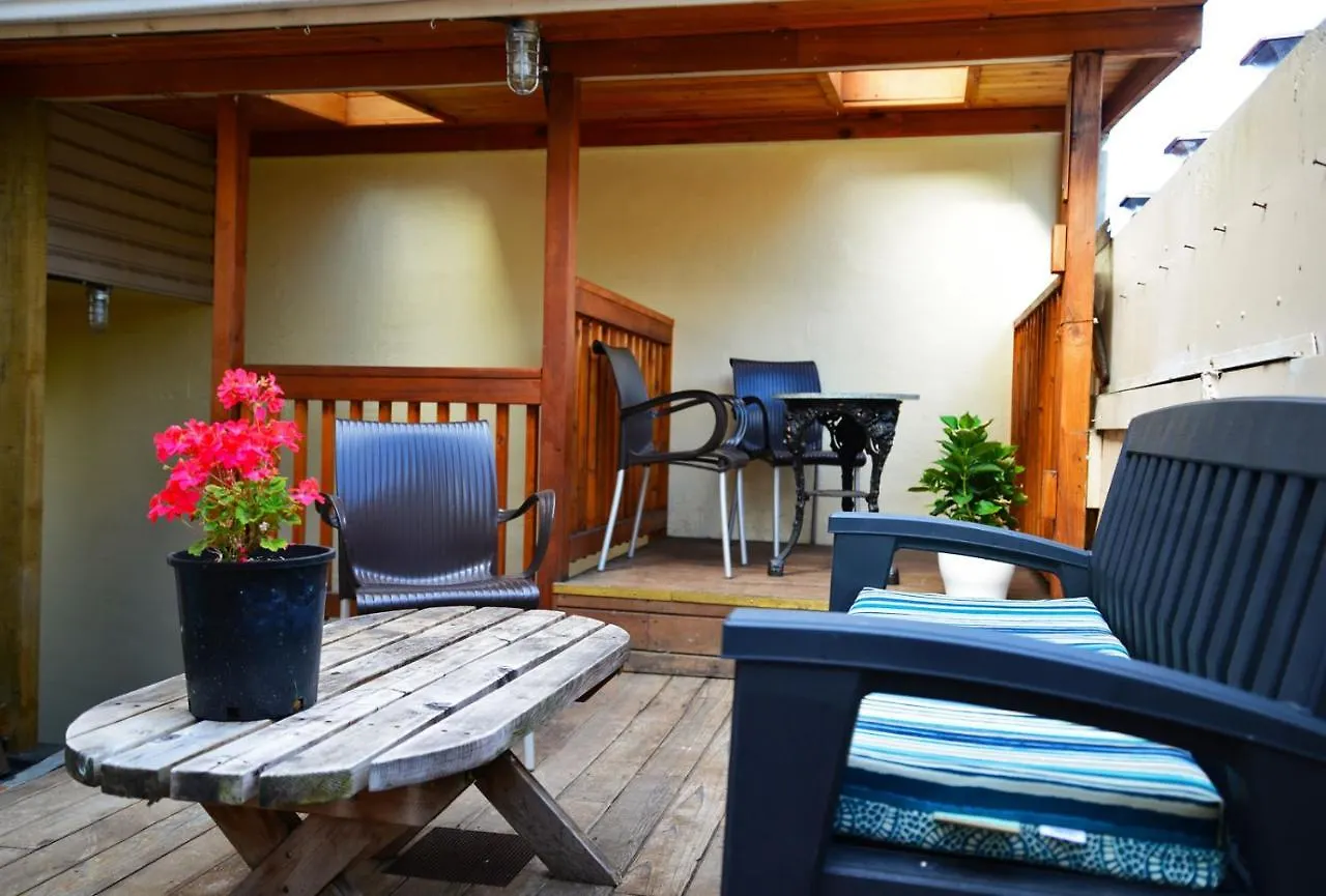 Vancouver Hideaway Guesthouse ile iletişim
